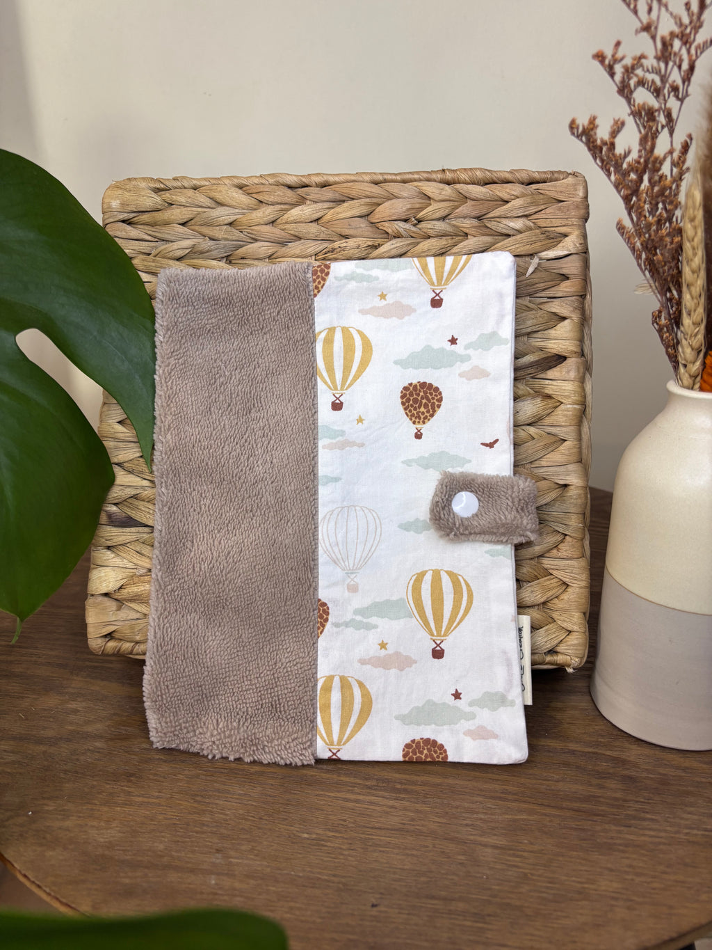 Protège carnet de santé beige et montgolfières