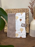 Protège carnet de santé beige et montgolfières