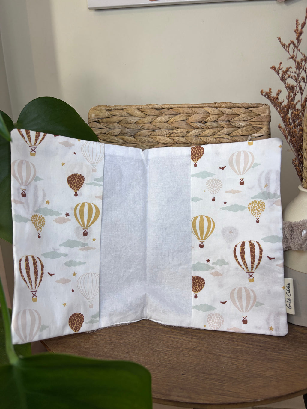 Protège carnet de santé beige et montgolfières