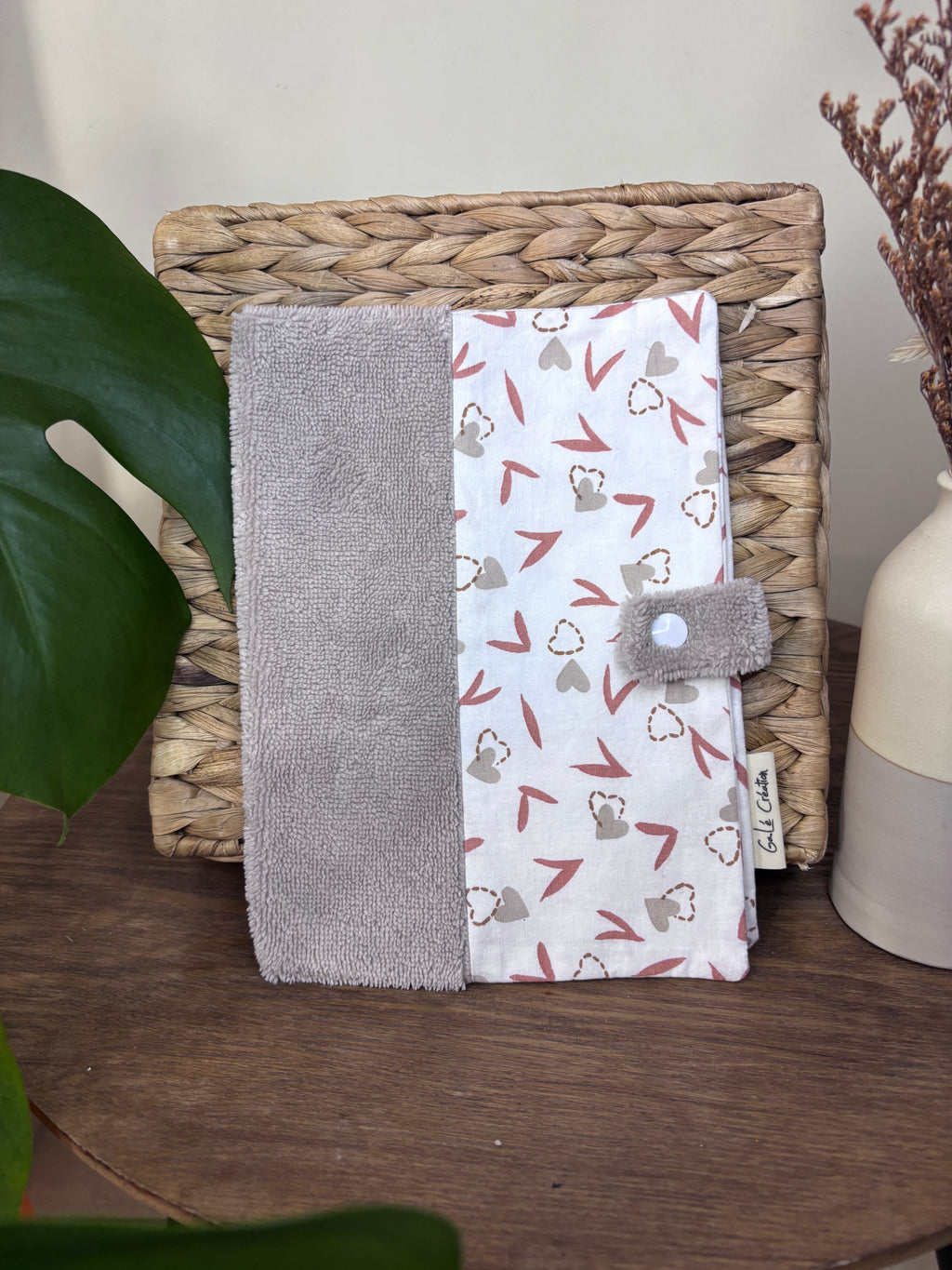 Protège carnet de santé beige et cœurs
