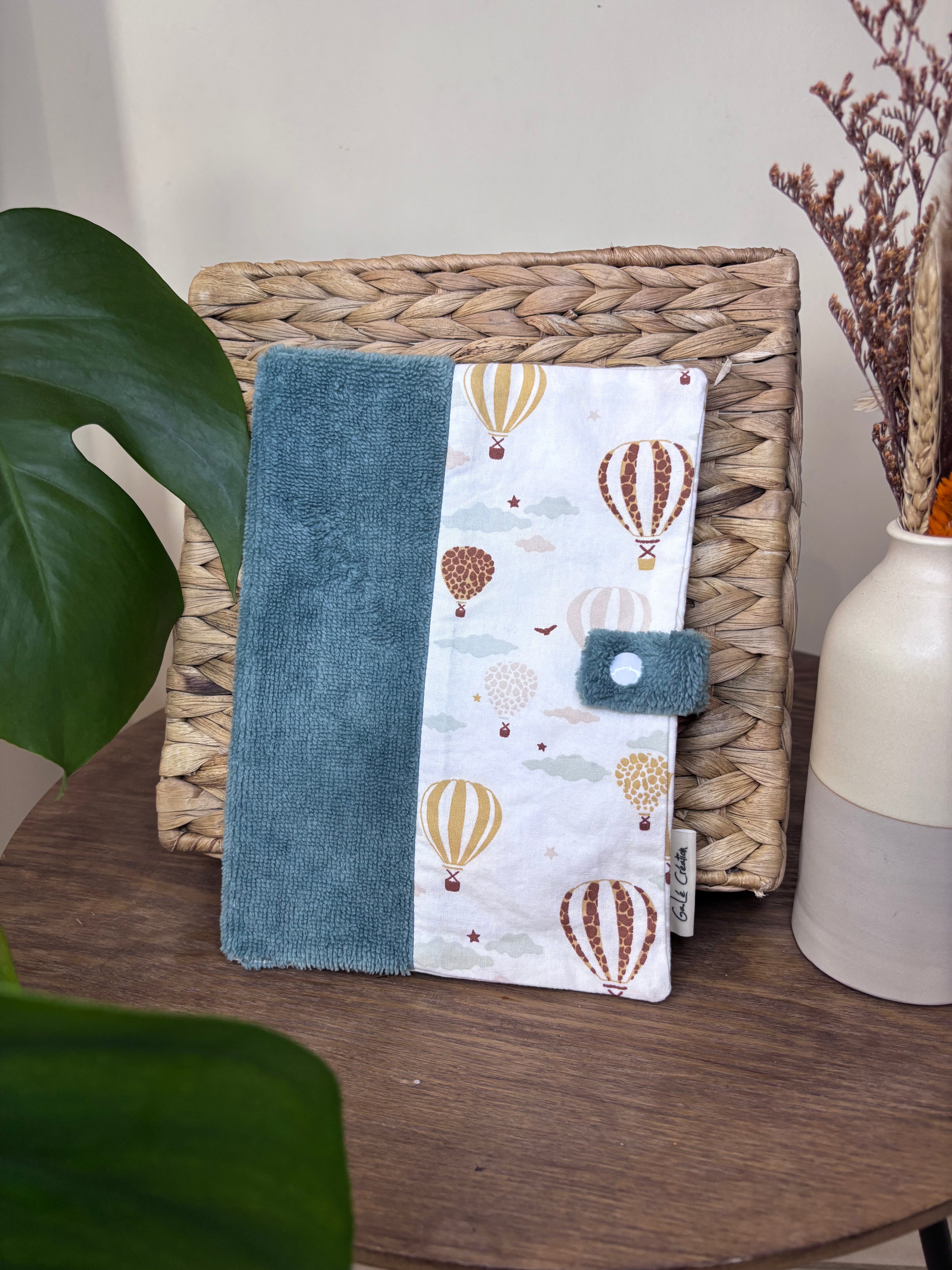 Protège carnet de santé vert et montgolfières