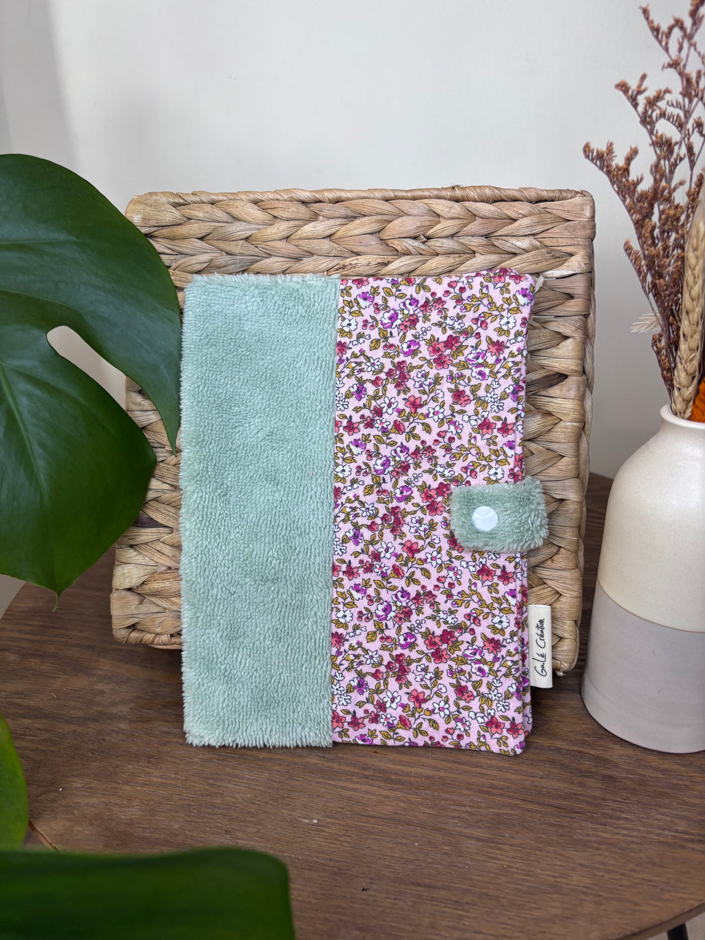 Protège carnet de santé vert clair fleuri