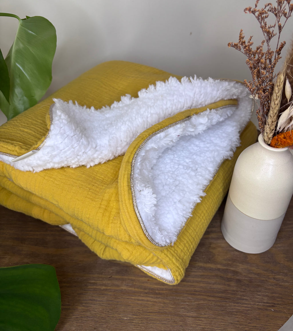 Couverture jaune doré