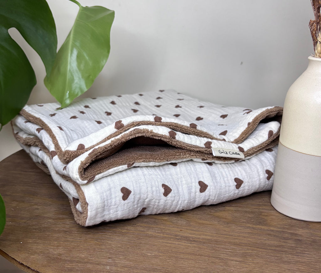Couverture marron coeurs