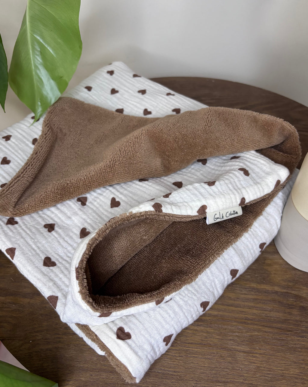 Couverture marron coeurs