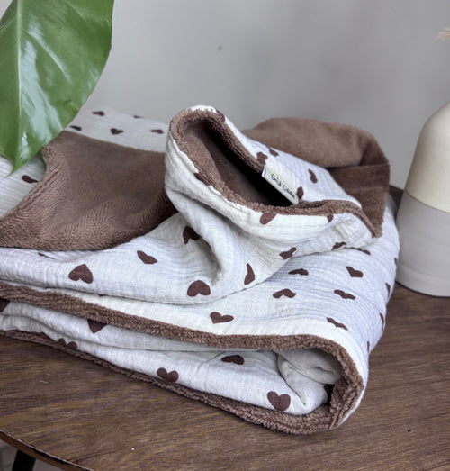 Couverture marron coeurs