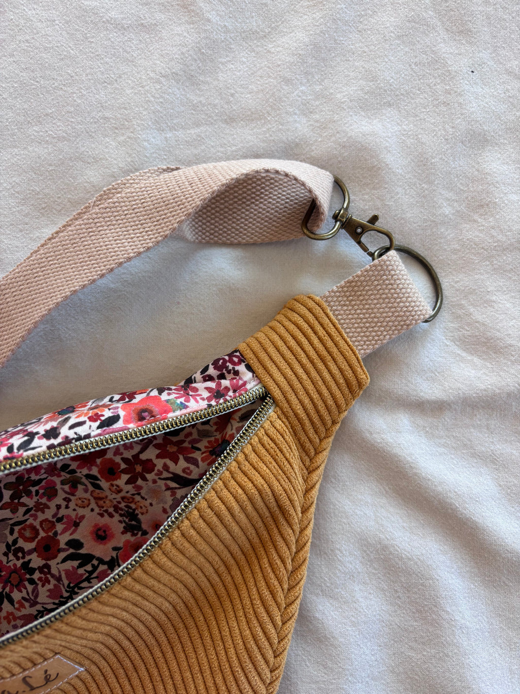 Sac banane velours moutarde + fleurs