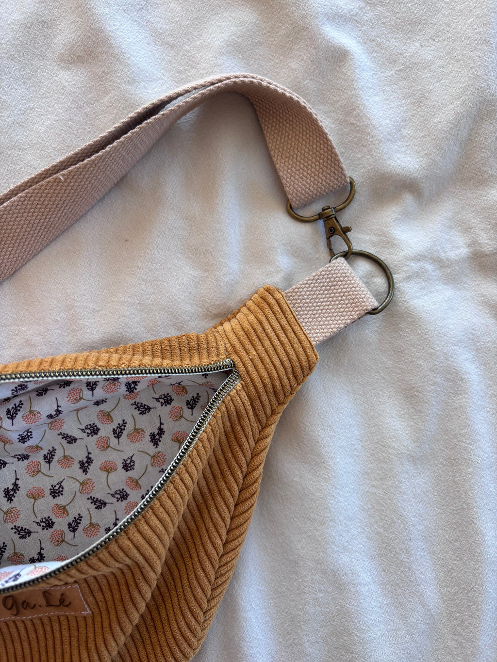 Sac banane velours moutarde