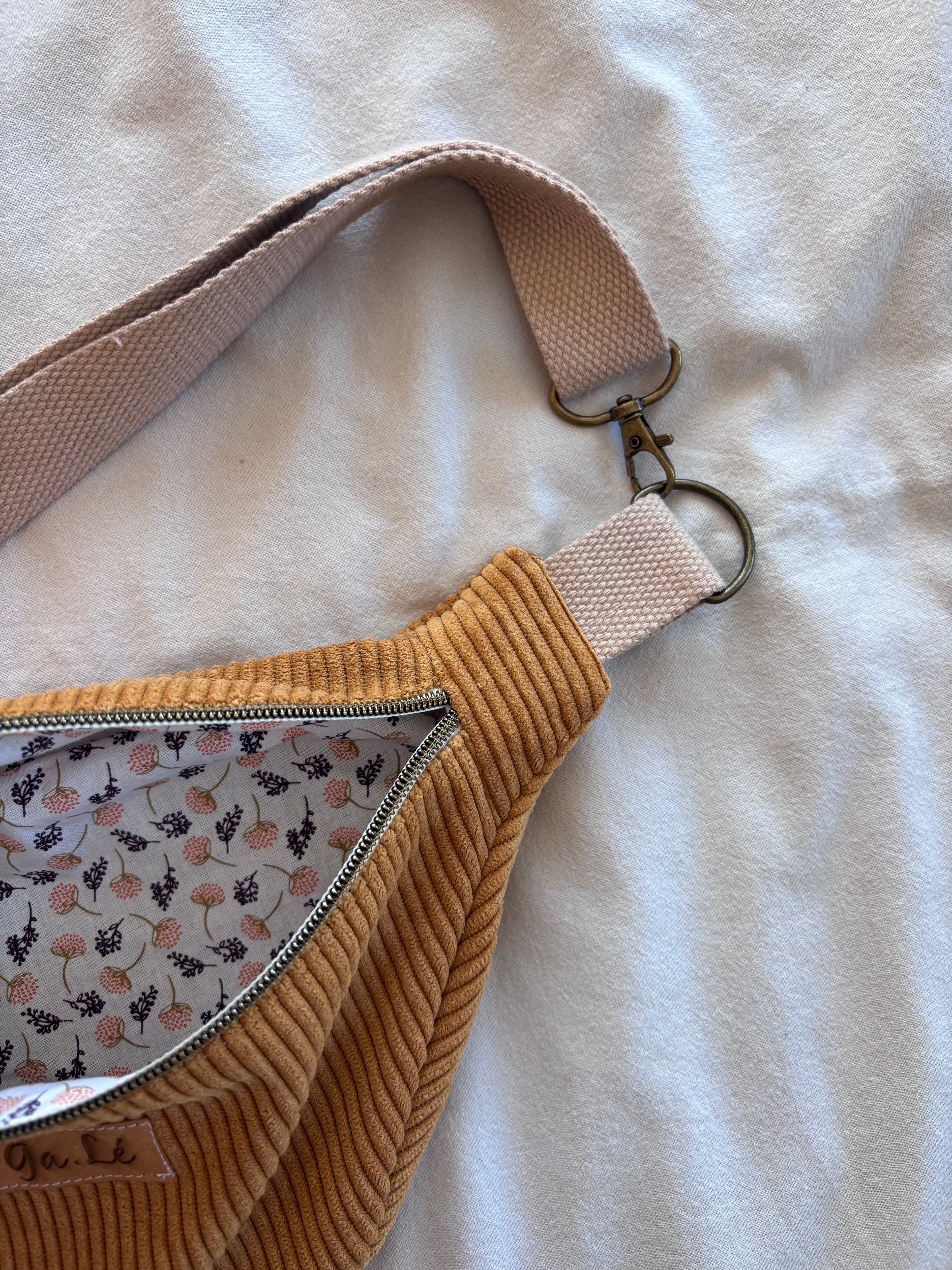 Sac banane velours moutarde