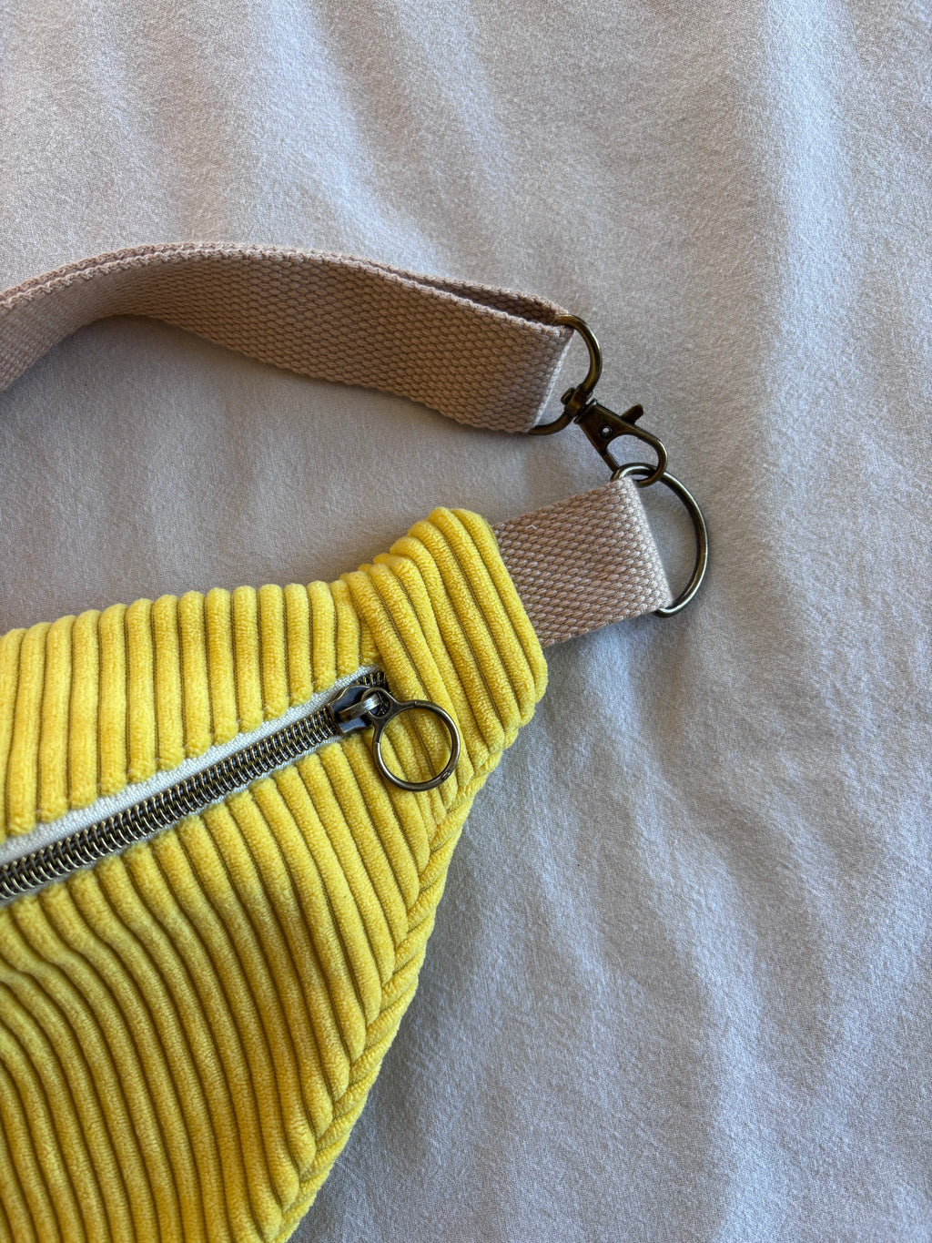 Sac banane velours jaune fluo