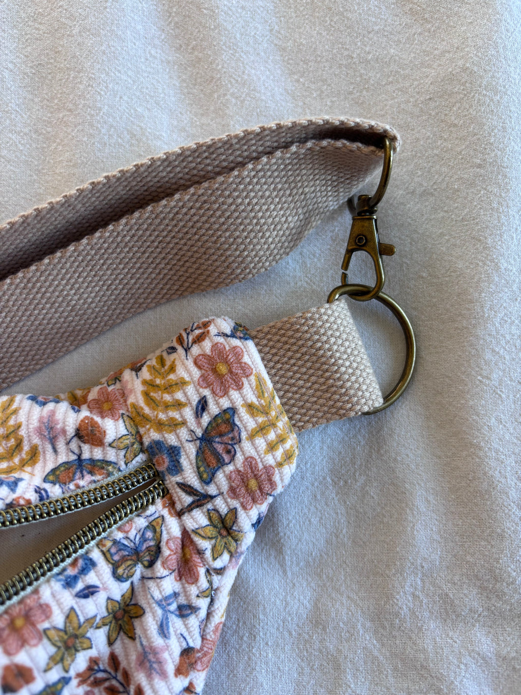 Sac banane velours fleuri
