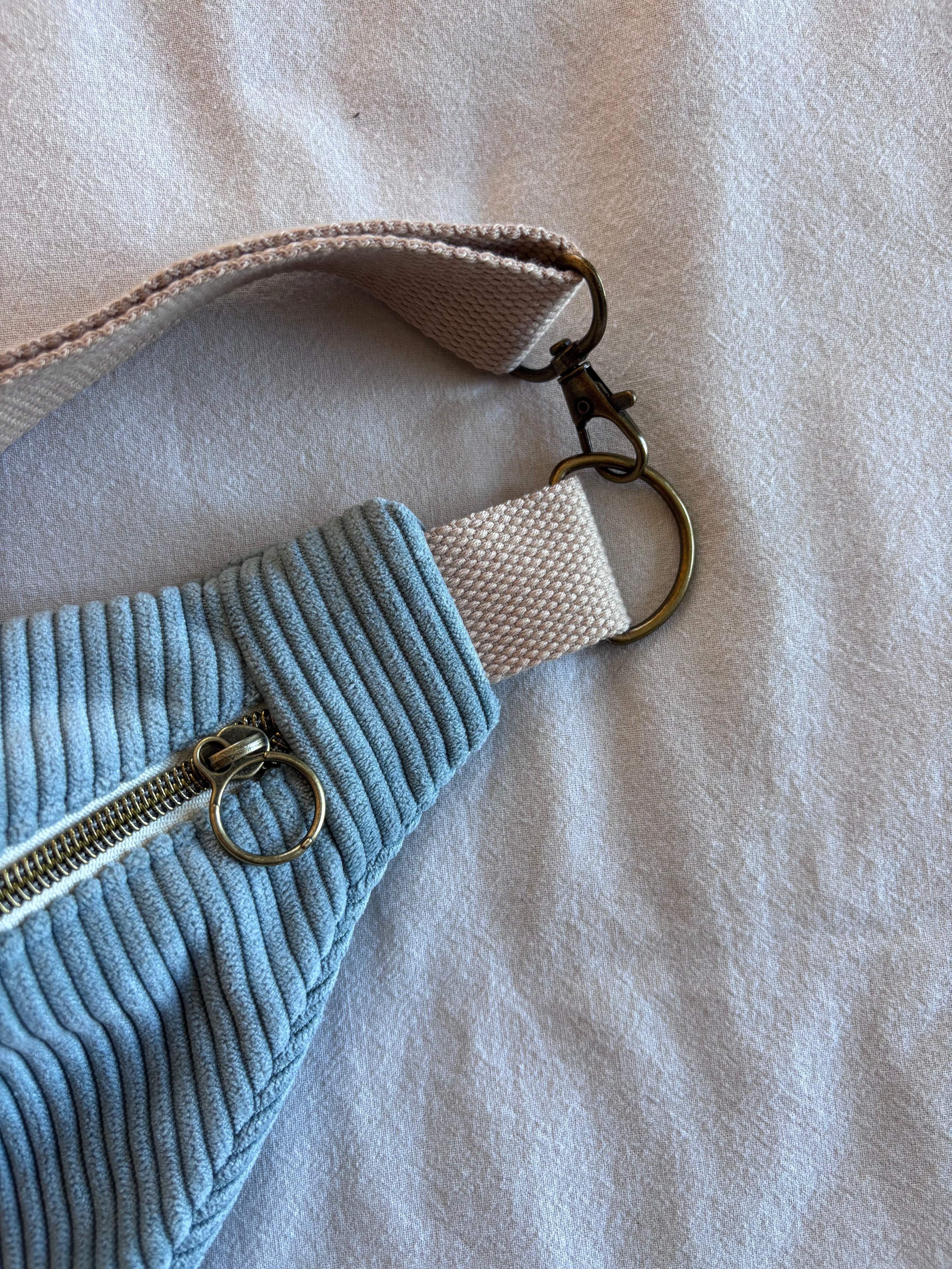 Sac banane velours bleu ciel