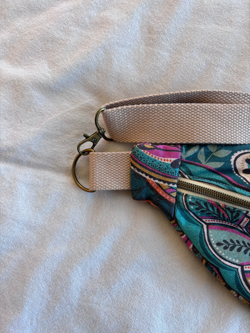 Sac banane motifs feuilles